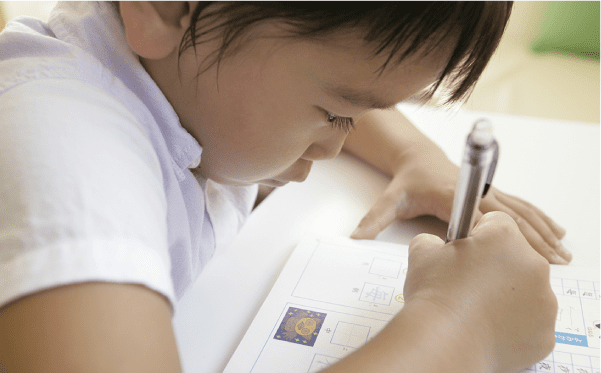 勉強するこども