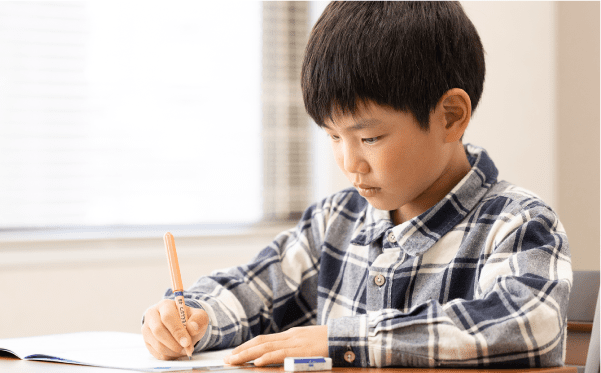 勉強するこども