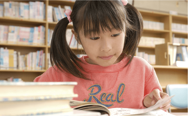 勉強するこども